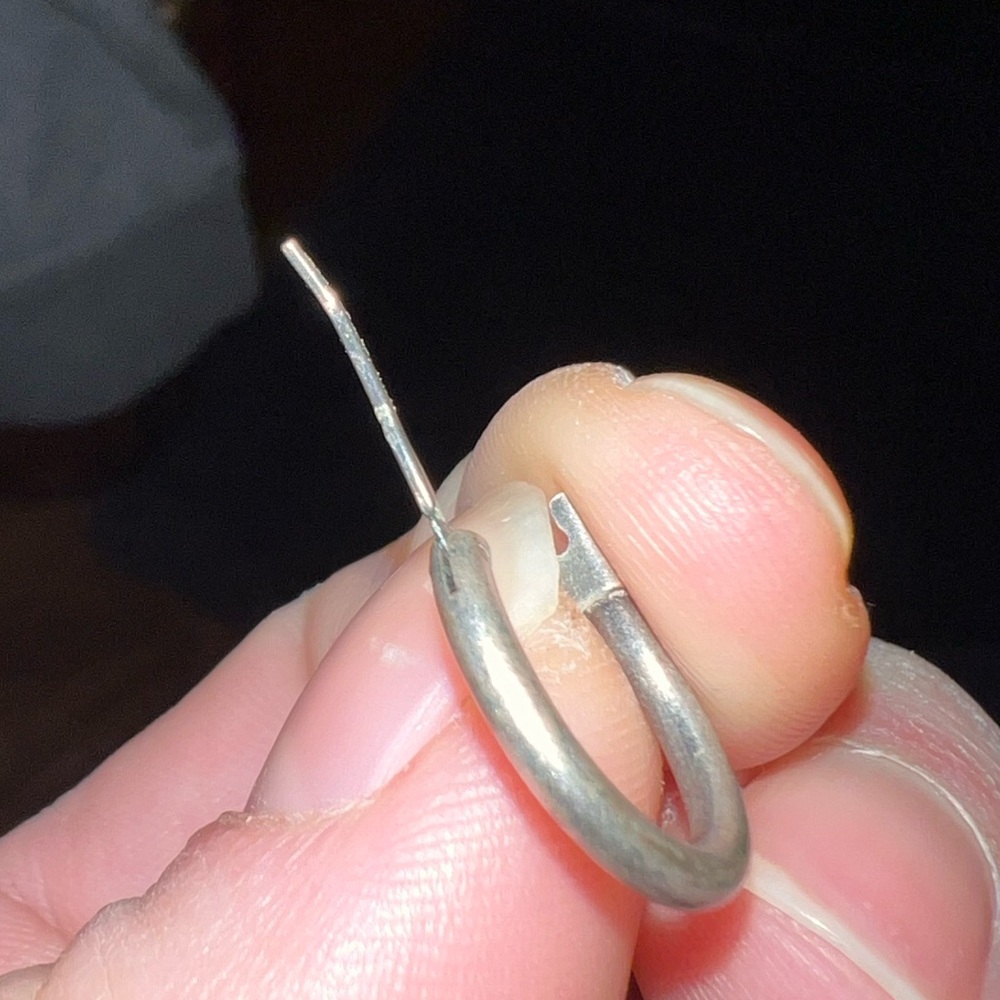⭐️Vintage Small Silver Metal Hoop Earrings - Picture 9 of 12
